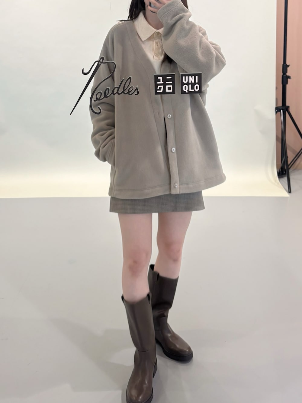 グレー系のスカートを着用したレディースの秋コーディネートの3枚目の写真