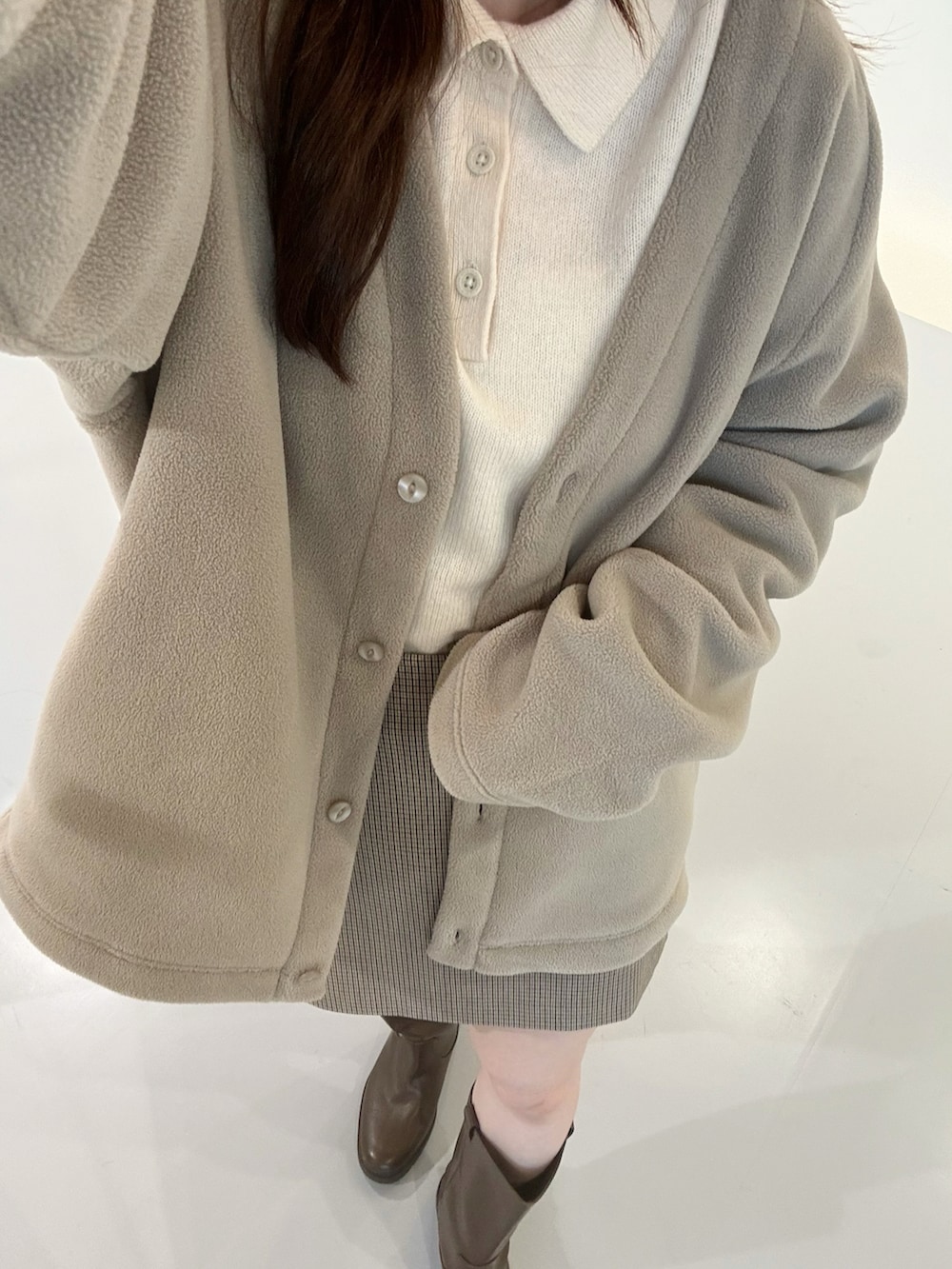 グレー系のスカートを着用したレディースの秋コーディネートの5枚目の写真