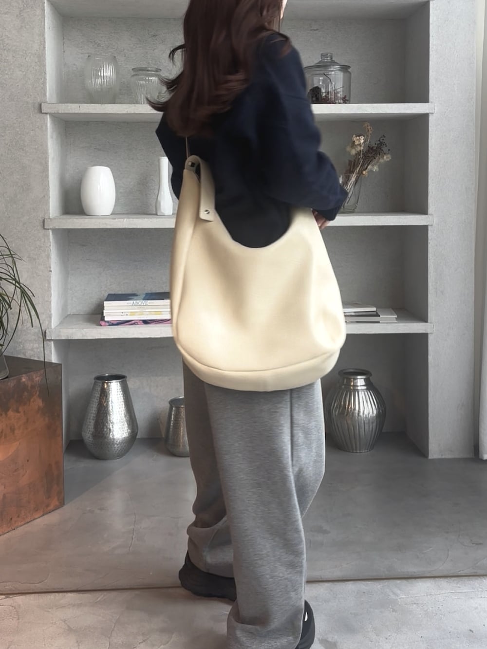 グレー系のスウェットパンツ、ブルー系のカーディガン/ボレロを着用したレディースの秋コーディネートの4枚目の写真