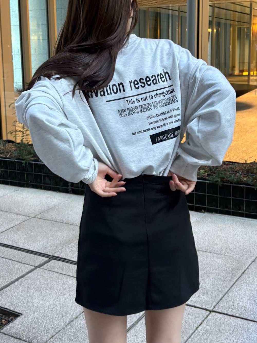 ブラック系のブーツを着用したレディースの冬コーディネートの3枚目の写真