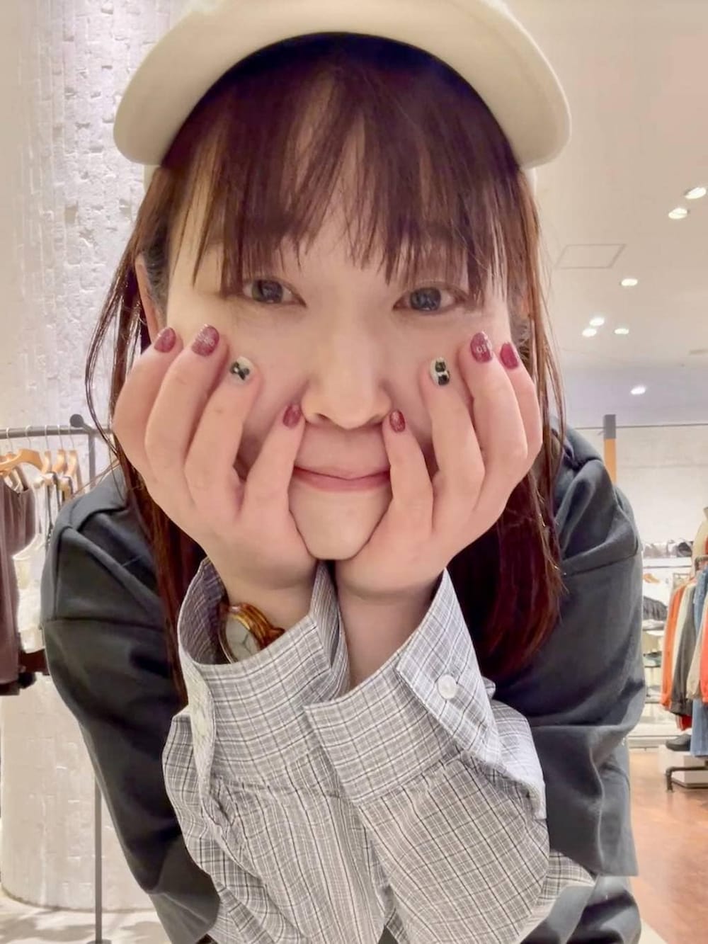 グリーン系のシャツ/ブラウス、グリーン系のTシャツ/カットソー、グレー系のTシャツ/カットソーを着用したレディースの春コーディネートの4枚目の写真