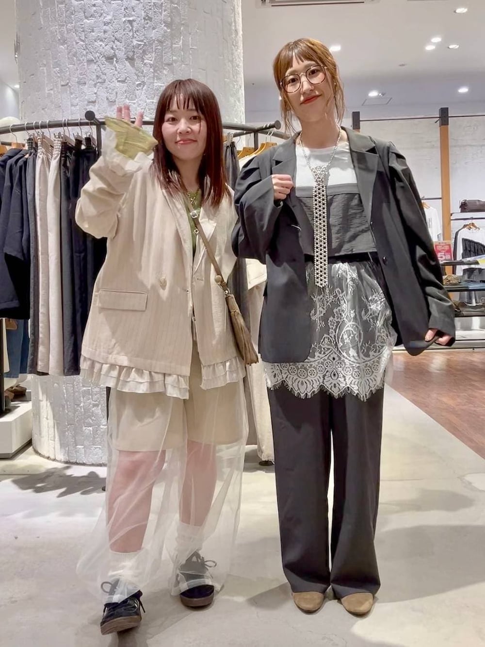 ブラック系のスニーカー、ブラウン系のショルダーバッグ、ベージュ系のパンプスを着用したレディースの春コーディネートの2枚目の写真