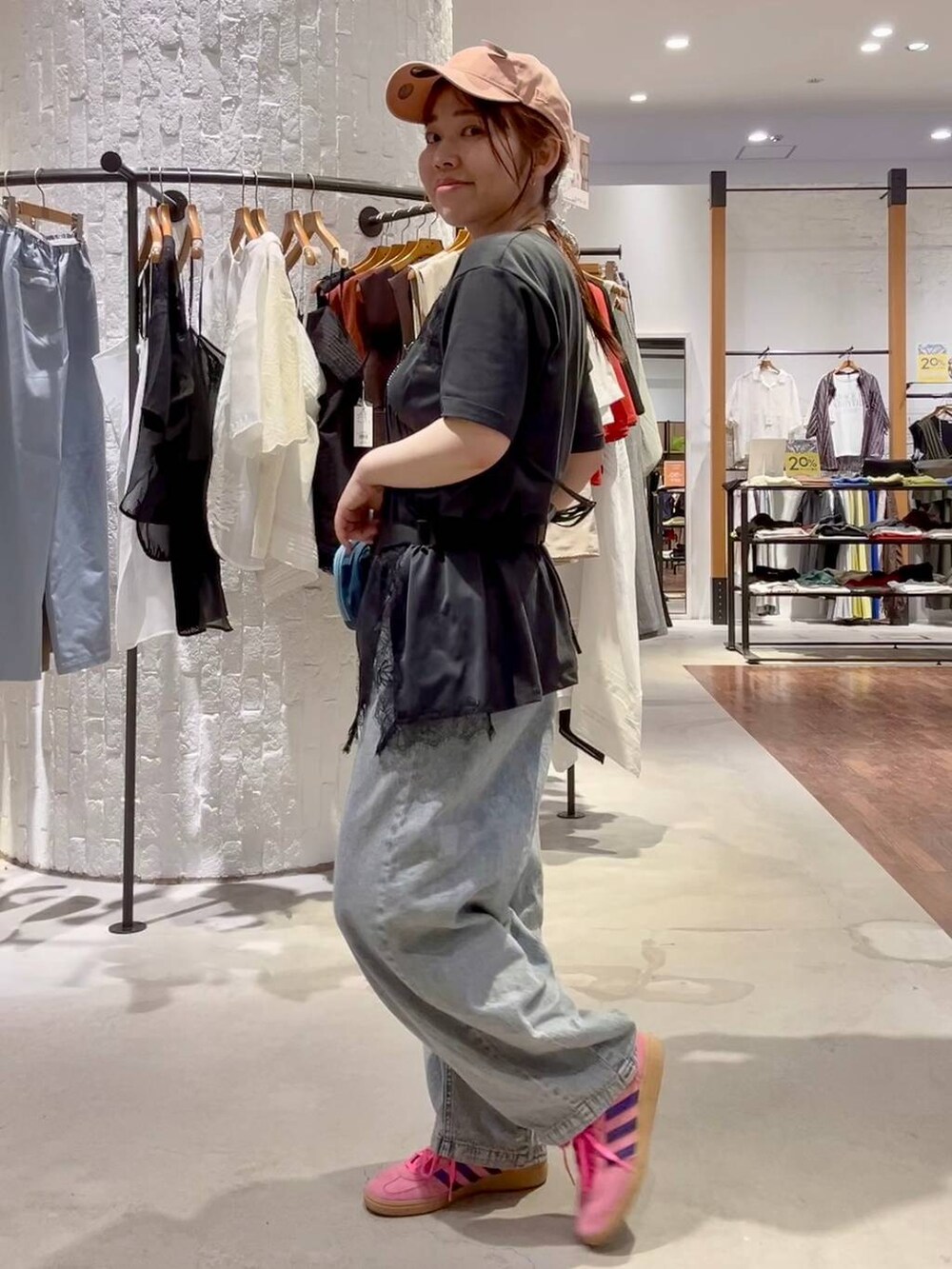 ブルー系のデニムパンツ、グレー系のTシャツ/カットソー、その他のボディバッグ/ウエストポーチを着用したレディースの春コーディネートの4枚目の写真