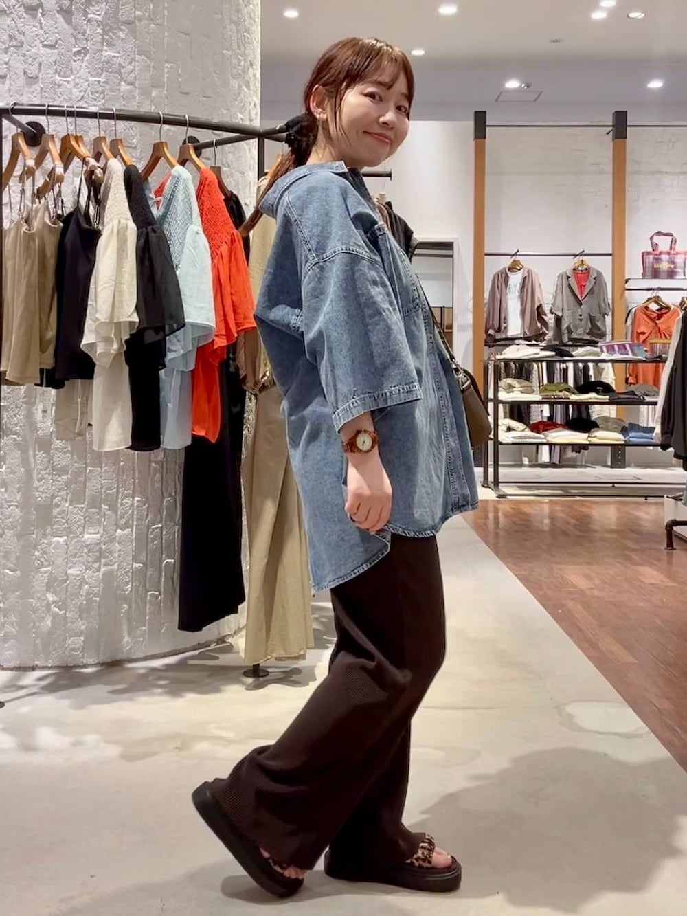 ブラウン系のショルダーバッグ、ブラウン系のその他パンツ、その他のサンダルを着用したレディースの春コーディネートの3枚目の写真