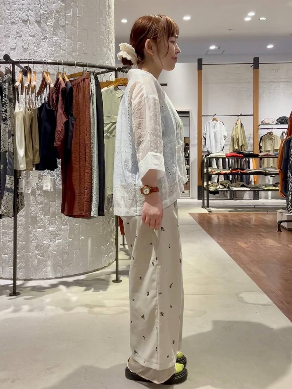 ベージュ系のその他パンツ、ブラック系のサンダル、ホワイト系のその他アウターを着用したレディースの春コーディネートの3枚目の写真