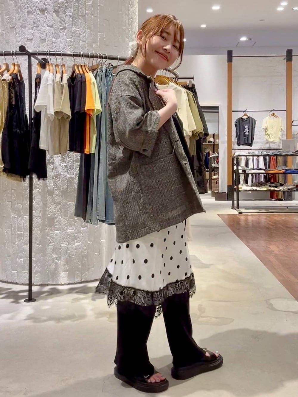 ブラック系のその他パンツ、ブラック系のサンダル、ブラック系のテーラードジャケットを着用したレディースの夏コーディネートの3枚目の写真