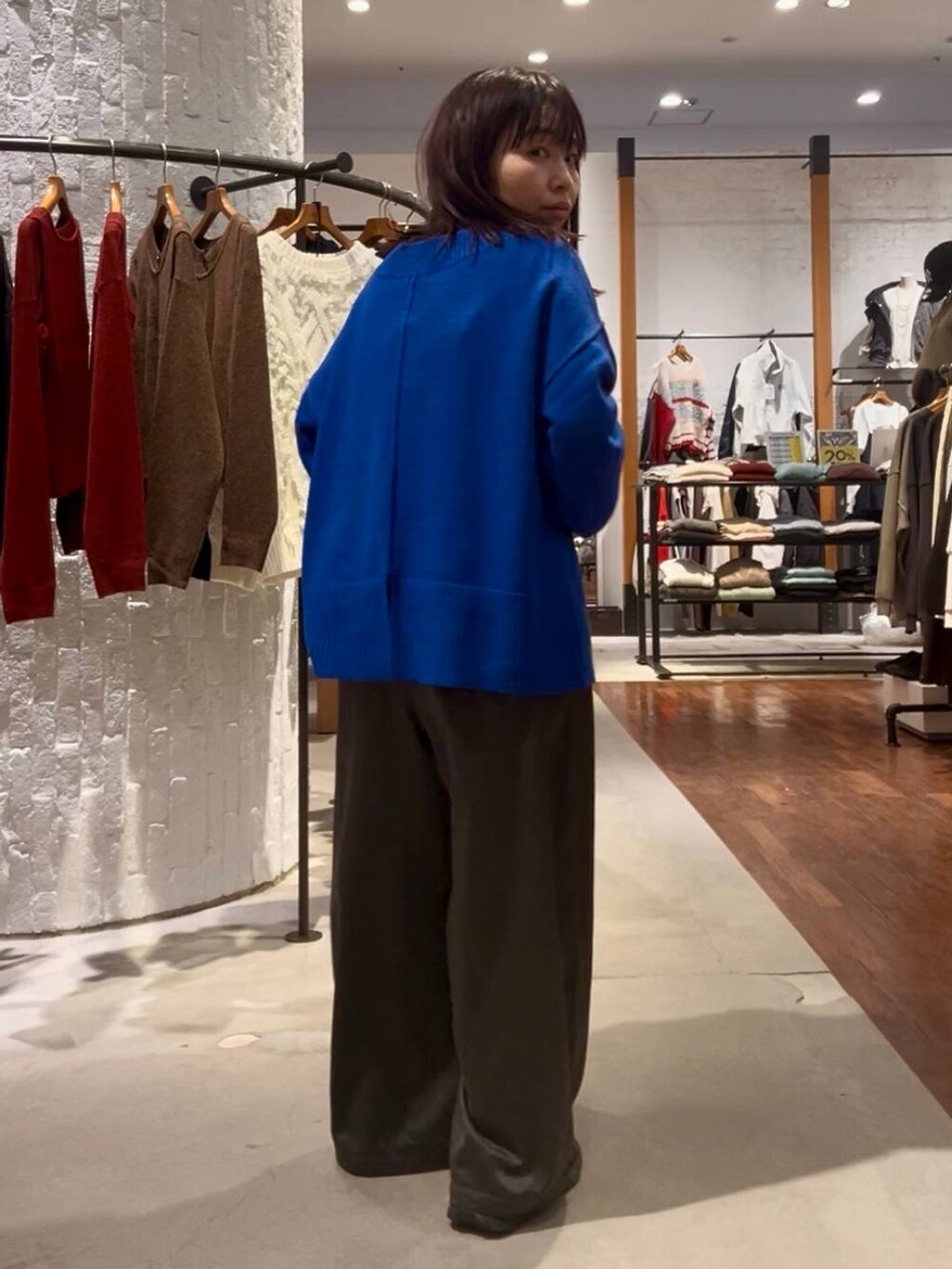 ブルー系のニット/セーター、その他のTシャツ/カットソー、ブラック系のショルダーバッグを着用したレディースの秋コーディネートの6枚目の写真