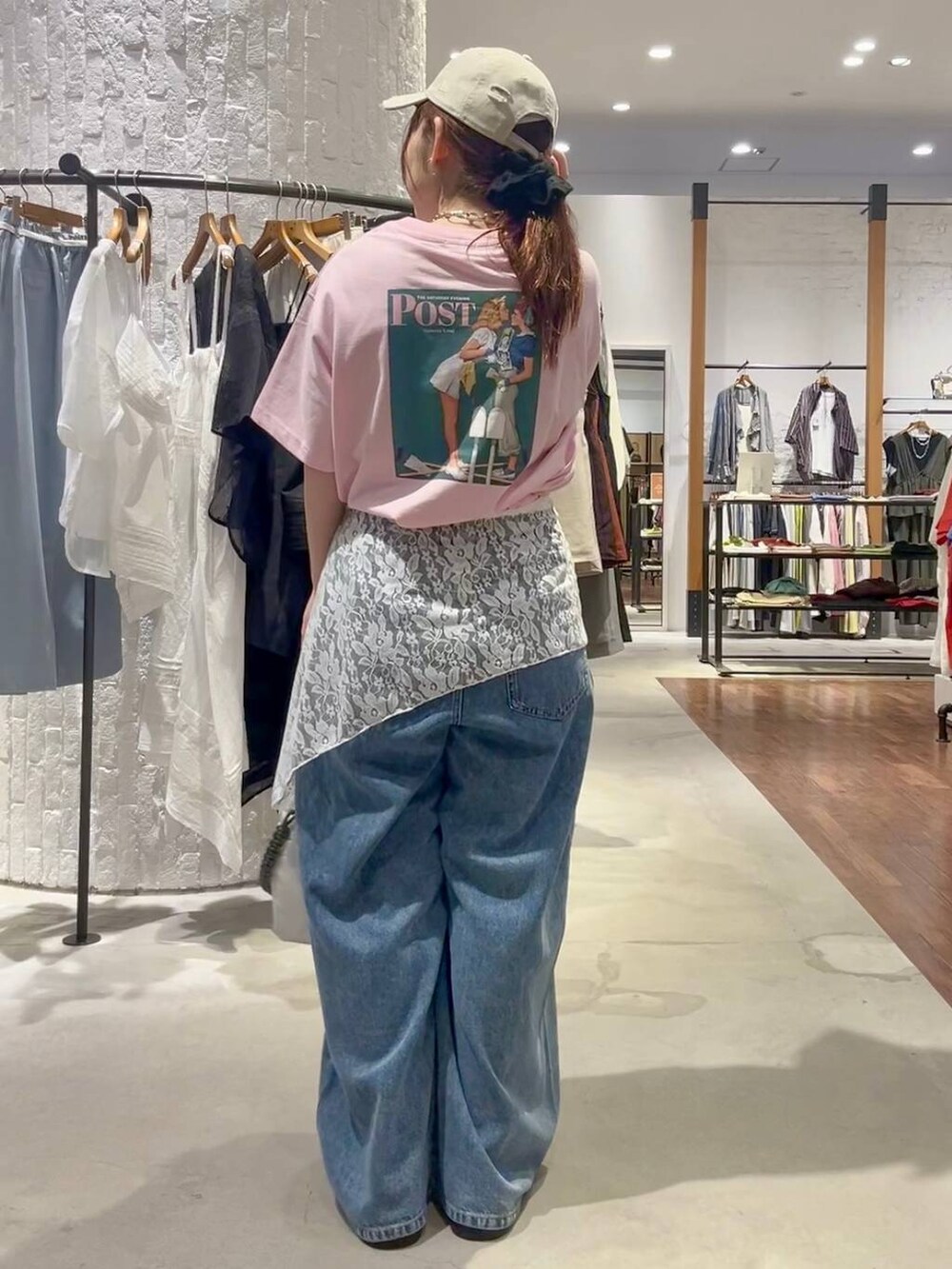 ブルー系のデニムパンツ、グレー系のショルダーバッグ、その他のサンダルを着用したレディースの夏コーディネートの4枚目の写真