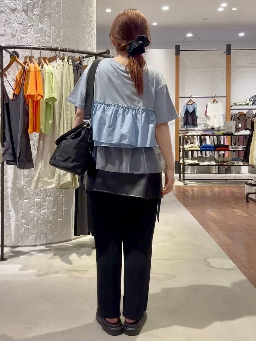 ブラック系のその他パンツ、ブラック系のショルダーバッグ、ブラック系のサンダルを着用したレディースの夏コーディネートの5枚目の写真