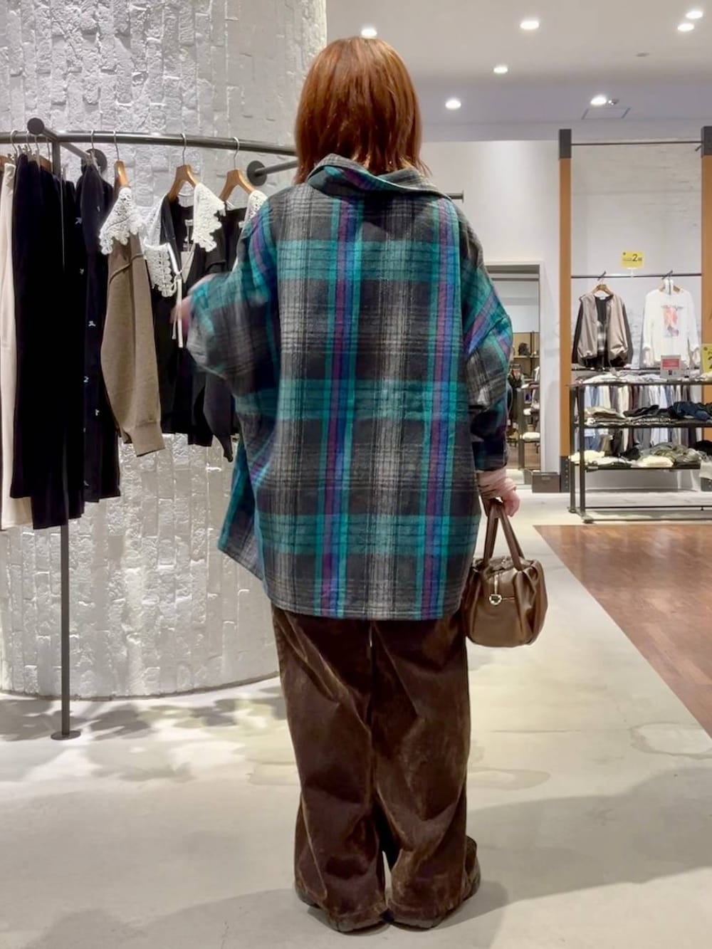 ブラウン系のローファー、ブラウン系のショルダーバッグ、ブラウン系のその他パンツを着用したレディースの秋コーディネートの3枚目の写真