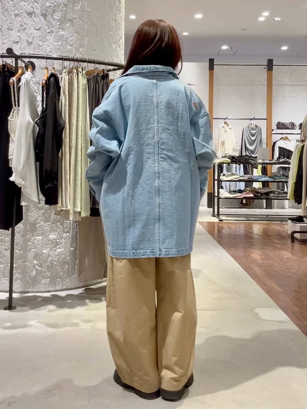 ブラック系のその他シューズ、ベージュ系のその他パンツ、ピンク系のTシャツ/カットソーを着用したレディースの春コーディネートの4枚目の写真