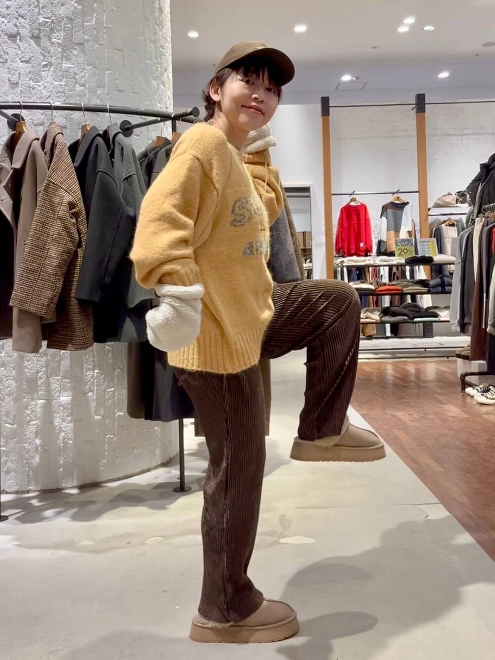 ブラウン系のブルゾン、イエロー系のニット/セーター、ベージュ系のその他シューズを着用したレディースの秋コーディネートの6枚目の写真