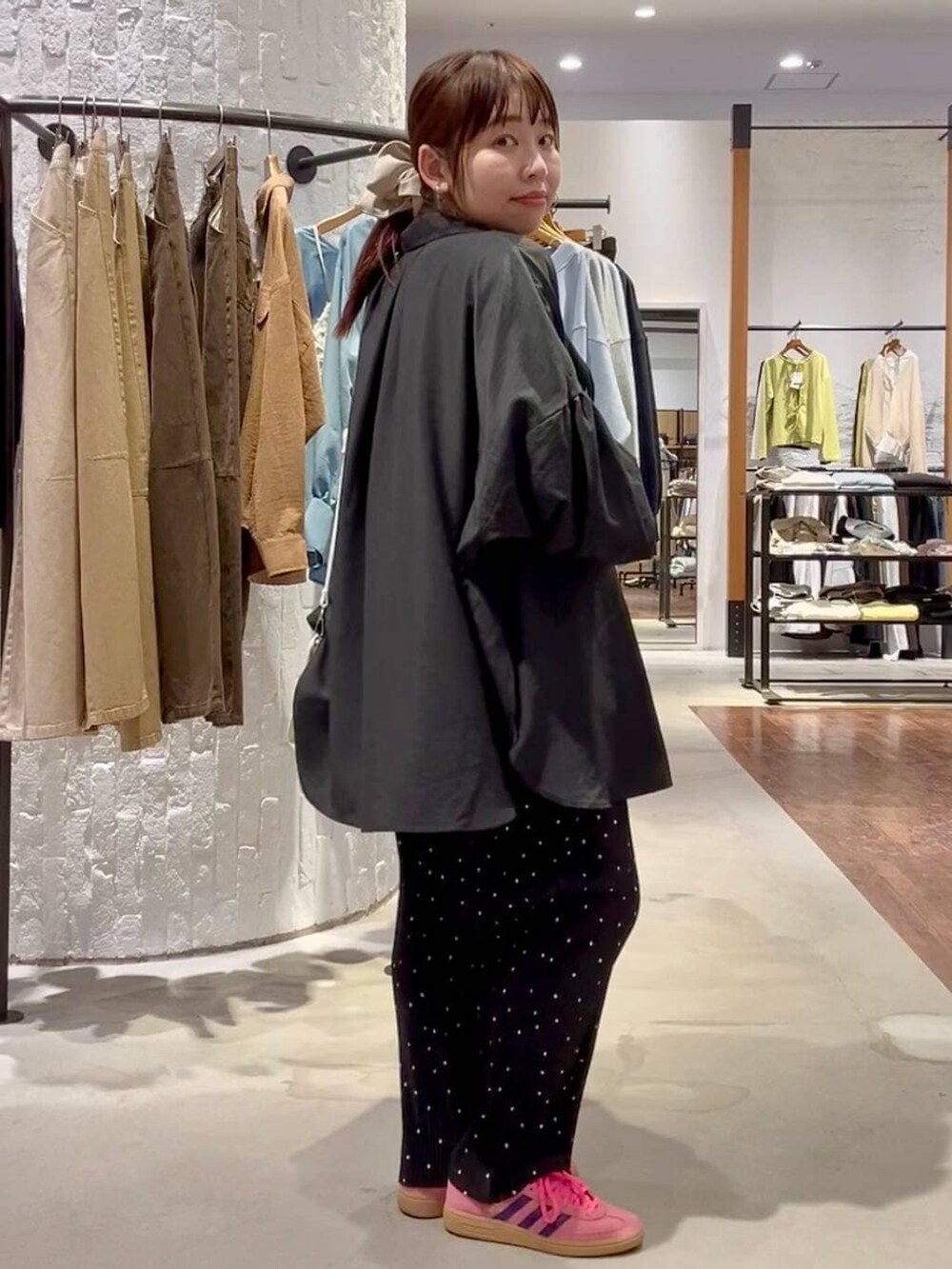 ホワイト系のショルダーバッグ、グレー系のシャツ/ブラウス、ホワイト系のシャツ/ブラウスを着用したレディースの春コーディネートの4枚目の写真