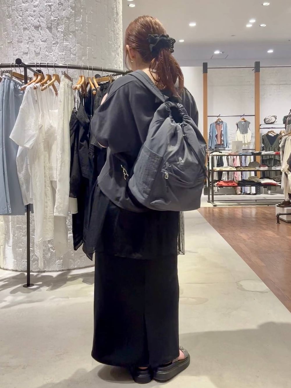 その他のサンダル、ブラック系のキャミソール、グレー系のバックパック/リュックを着用したレディースの春コーディネートの4枚目の写真