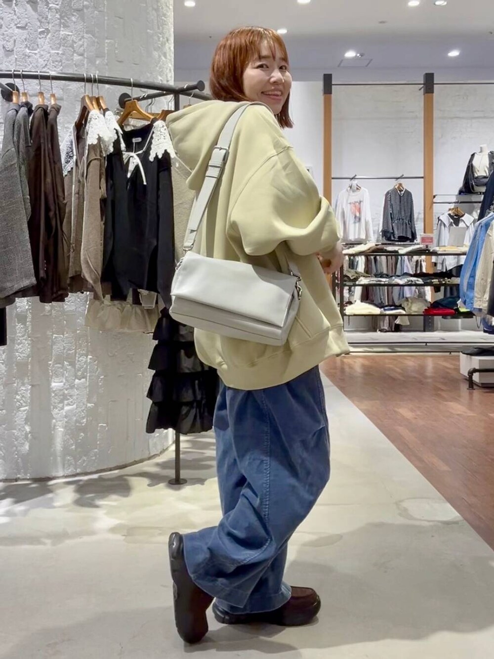 ブラウン系のローファー、ブルー系のその他パンツ、ブラック系のTシャツ/カットソーを着用したレディースの秋コーディネートの3枚目の写真