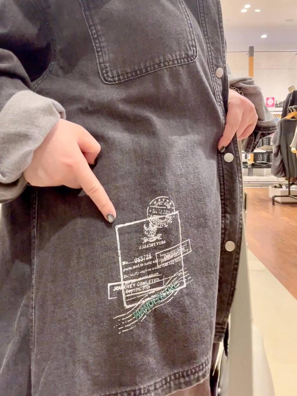 ブラック系のシャツ/ブラウス、ブラウン系のその他パンツ、グレー系のショルダーバッグを着用したレディースの夏コーディネートの6枚目の写真