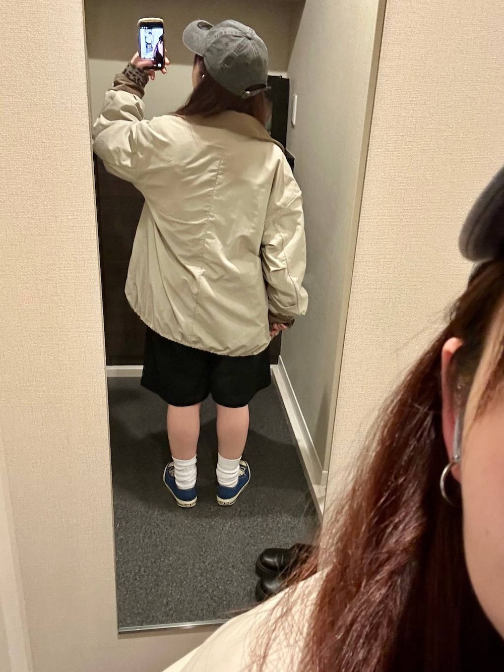 その他のTシャツ/カットソー、ブラック系のショルダーバッグ、ブルー系のスニーカーを着用したレディースの春コーディネートの4枚目の写真