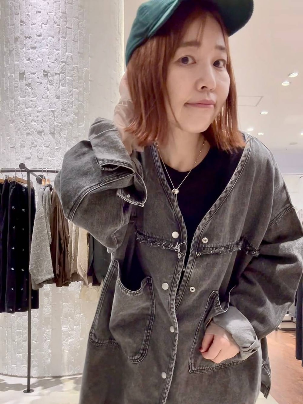 ブラック系のTシャツ/カットソー、ブラック系のその他パンツ、ブラック系のシャツ/ブラウスを着用したレディースの秋コーディネートの5枚目の写真