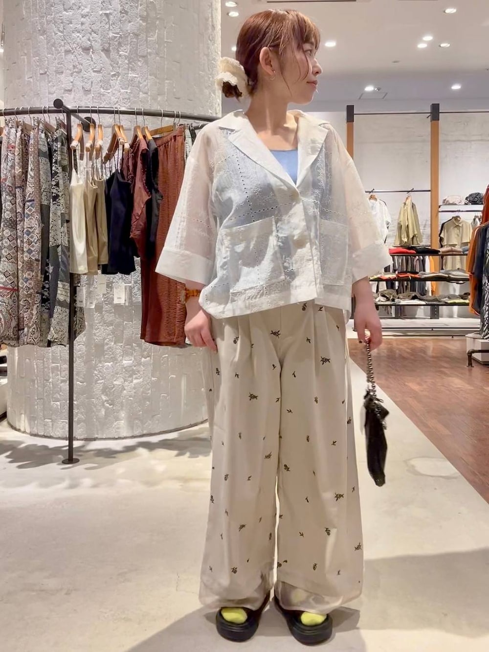 ベージュ系のその他パンツ、ブラック系のサンダル、ホワイト系のその他アウターを着用したレディースの春コーディネートの2枚目の写真