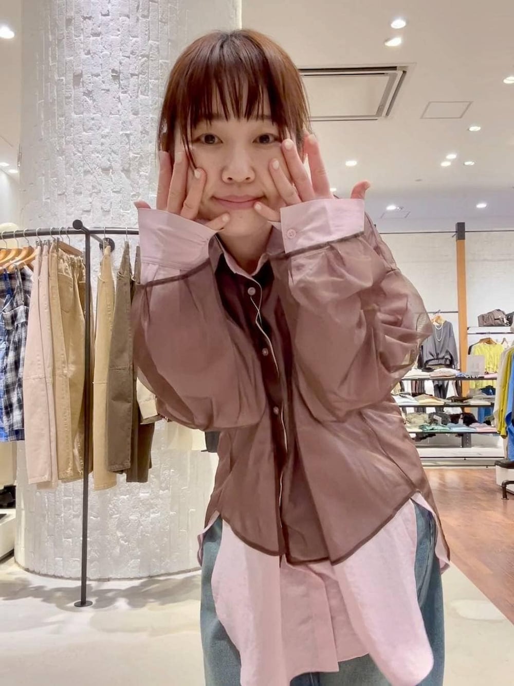 グレー系のデニムパンツ、グレー系のTシャツ/カットソー、ブラック系のニットキャップ/ビーニーを着用したレディースの冬コーディネートの5枚目の写真