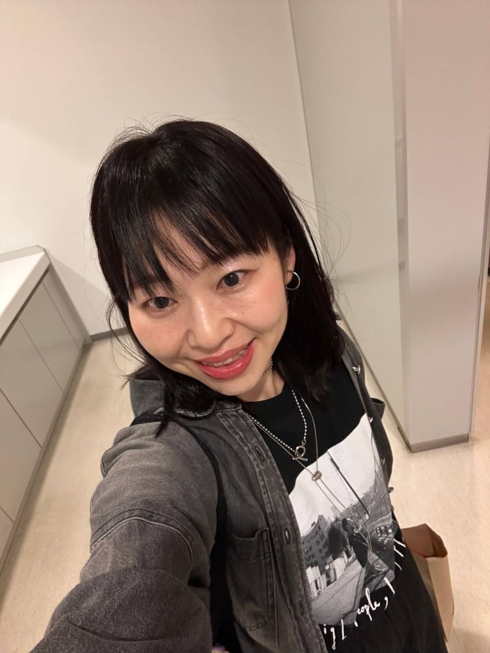 ブラック系のカーディガン/ボレロ、ブラック系のカーディガン/ボレロ、グレー系のスウェットを着用したレディースの秋コーディネートの5枚目の写真