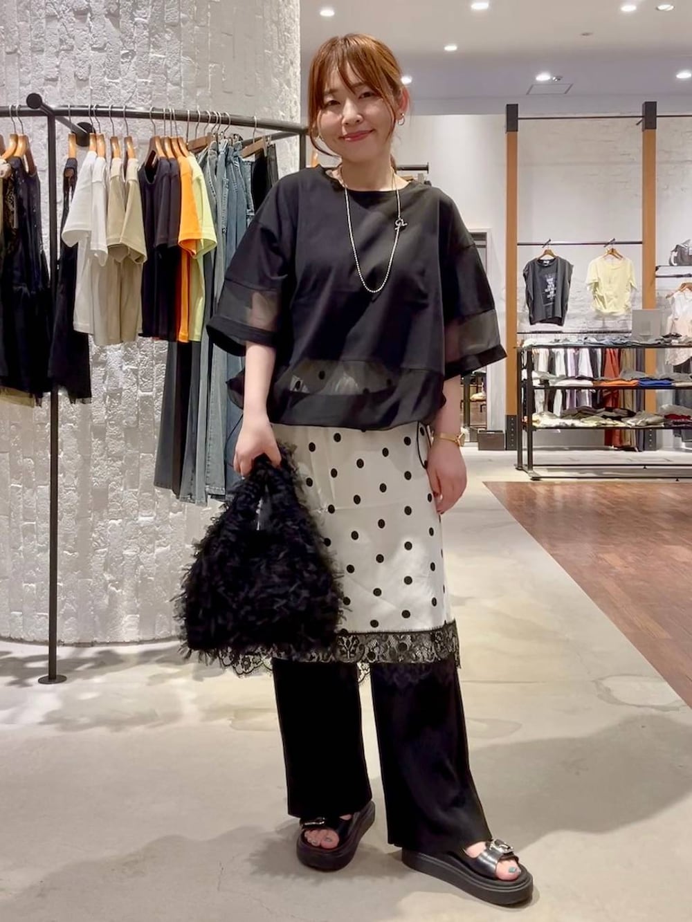 ブラック系のその他パンツ、ブラック系のサンダル、ブラック系のテーラードジャケットを着用したレディースの夏コーディネートの6枚目の写真