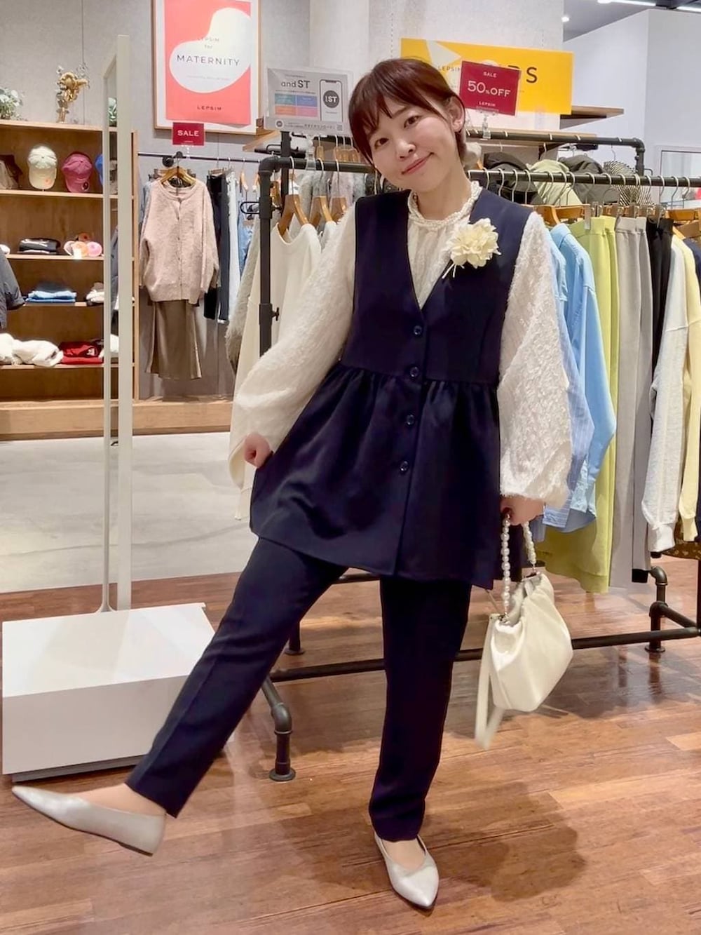 ブルー系のその他パンツ、ブルー系のその他アウター、ベージュ系のシャツ/ブラウスを着用したレディースの冬コーディネートの6枚目の写真