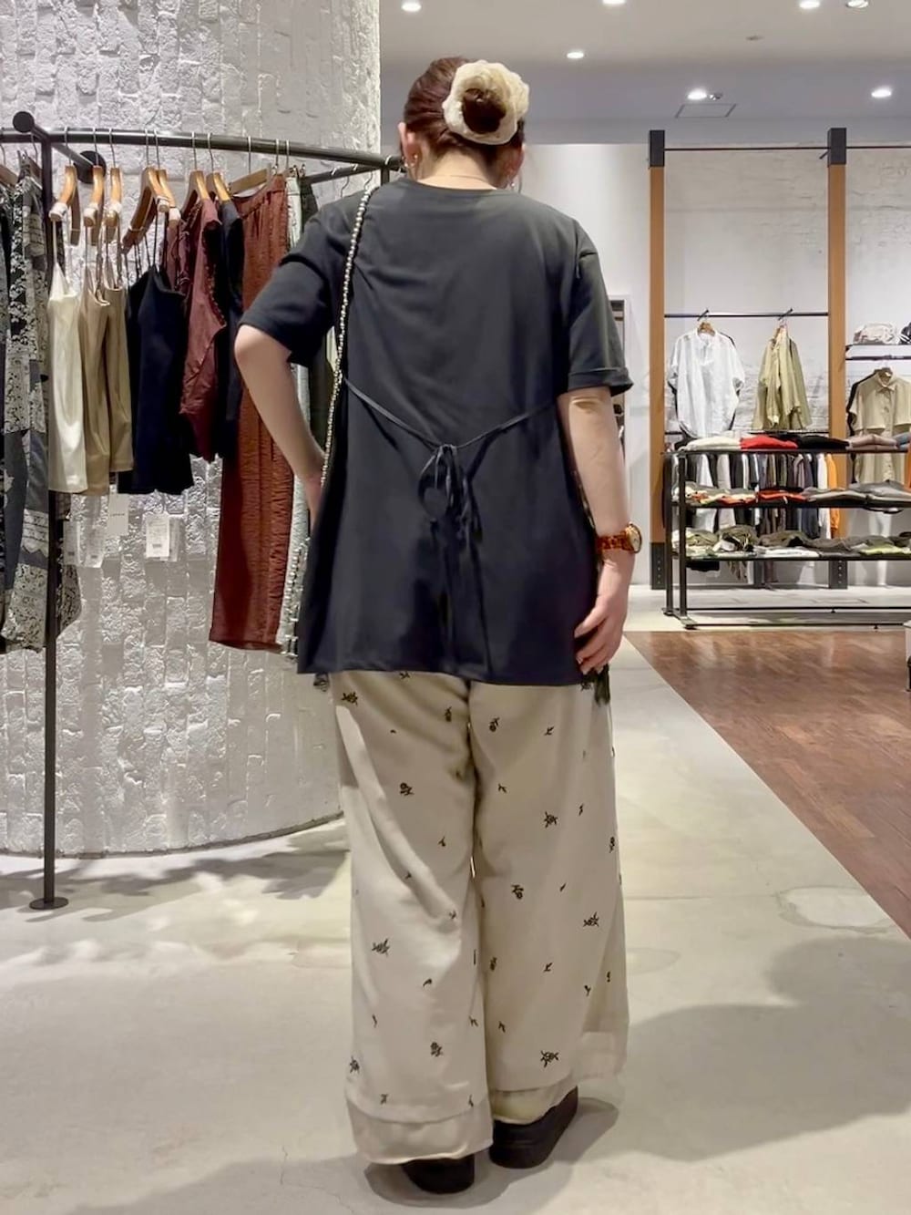 ベージュ系のその他パンツ、ブラック系のサンダル、シルバー系のショルダーバッグを着用したレディースの春コーディネートの5枚目の写真