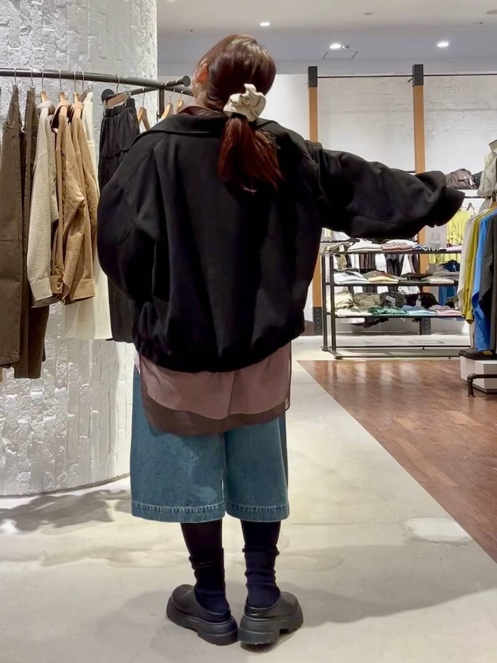 ブラック系のその他シューズ、ブラック系のブルゾン、ブラック系のショルダーバッグを着用したレディースの春コーディネートの5枚目の写真