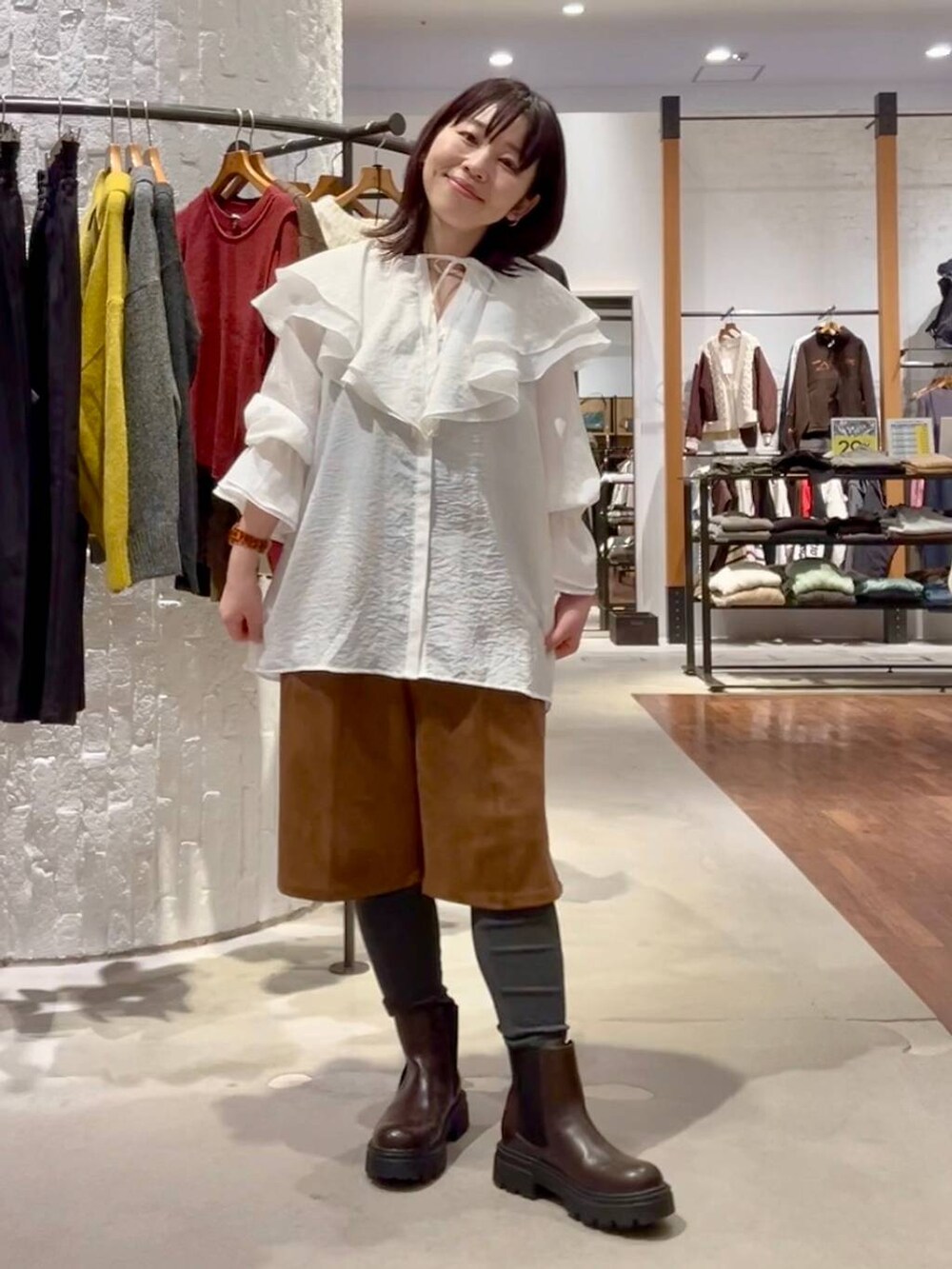 イエロー系のその他パンツ、ホワイト系のシャツ/ブラウス、ブラウン系のブーツを着用したレディースの秋コーディネートの8枚目の写真