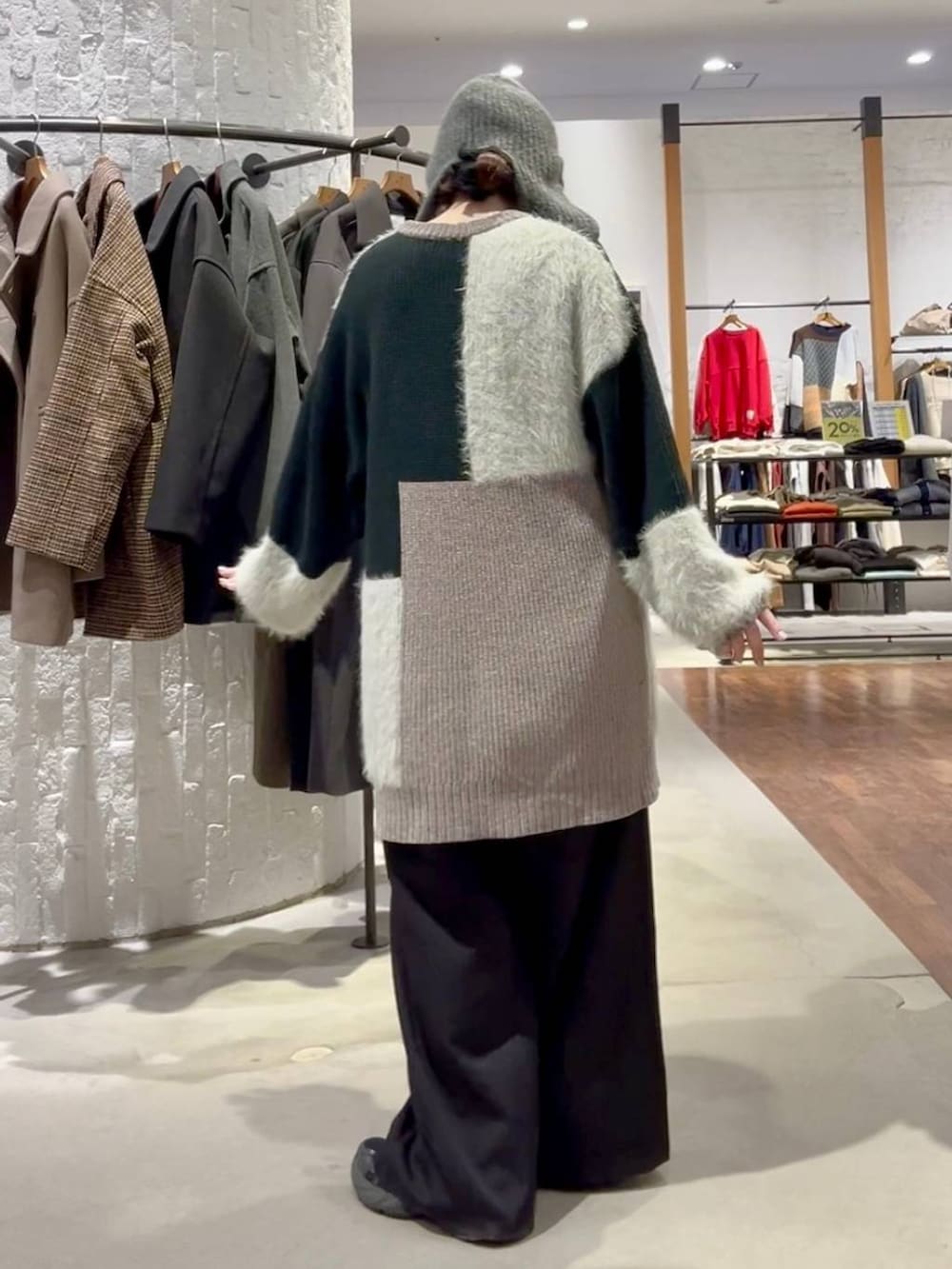 ブラック系のその他パンツ、グレー系のその他アウター、ブラック系のその他アウターを着用したレディースの秋コーディネートの8枚目の写真