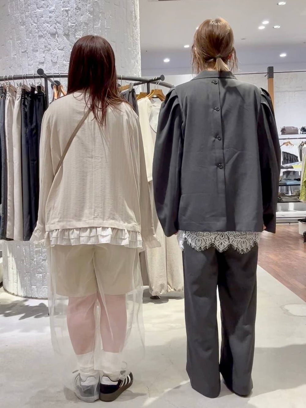 ブラック系のスニーカー、ブラウン系のショルダーバッグ、ベージュ系のパンプスを着用したレディースの春コーディネートの4枚目の写真