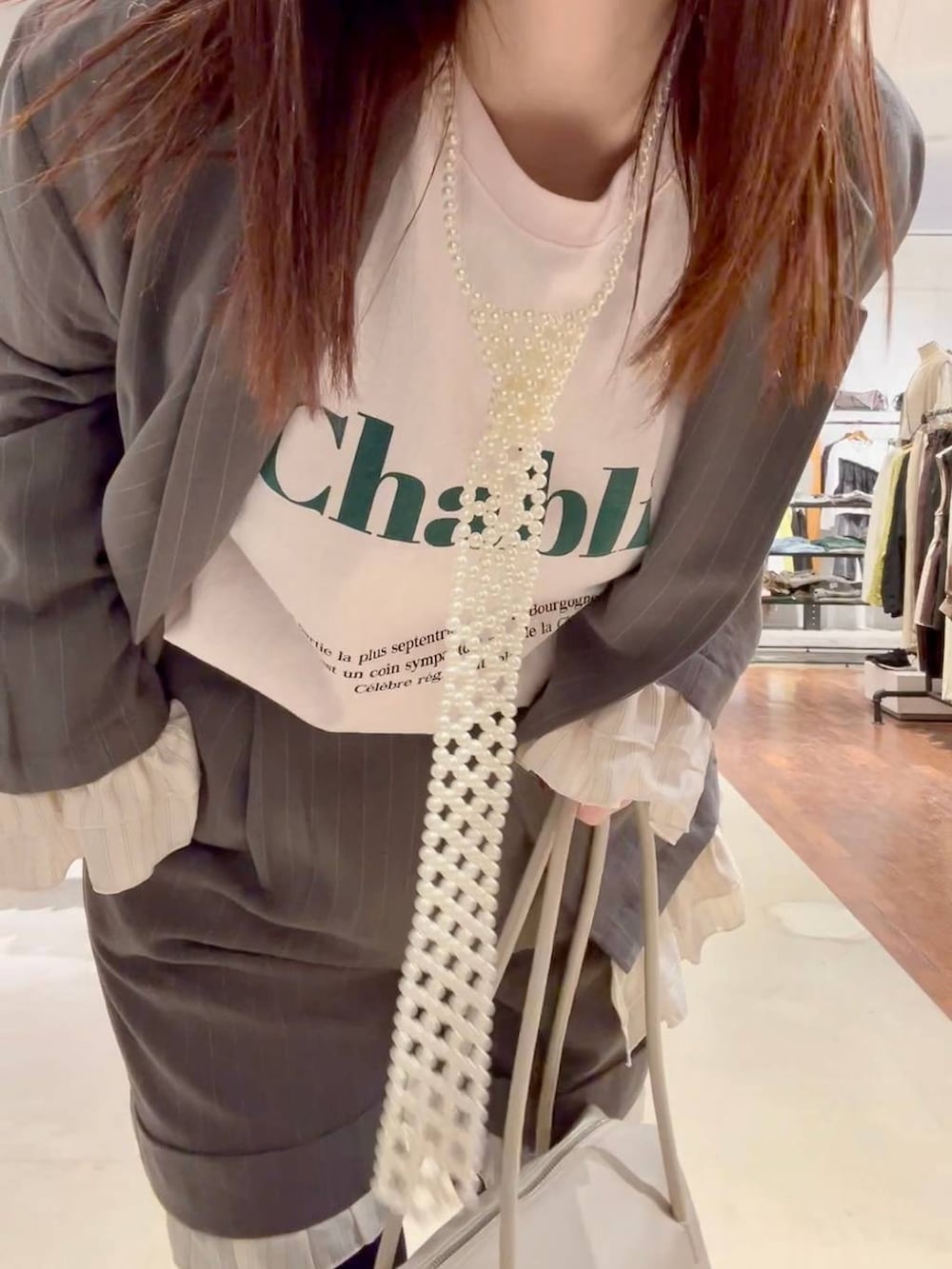 ホワイト系のボストンバッグ、ブラック系のその他シューズ、ピンク系のTシャツ/カットソーを着用したレディースの春コーディネートの6枚目の写真