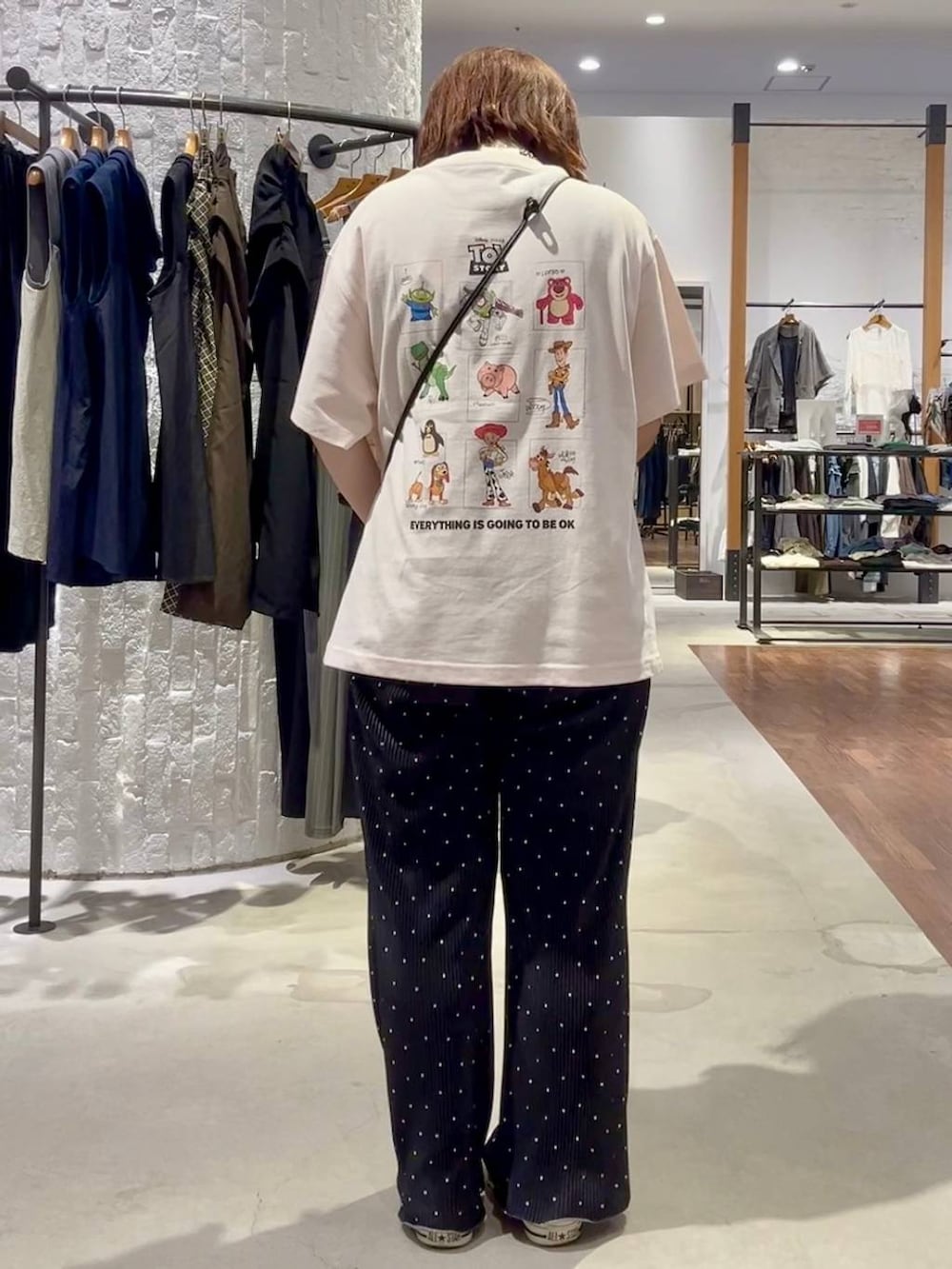 その他のその他パンツ、レッド系のスニーカー、ブラック系のショルダーバッグを着用したレディースの夏コーディネートの5枚目の写真