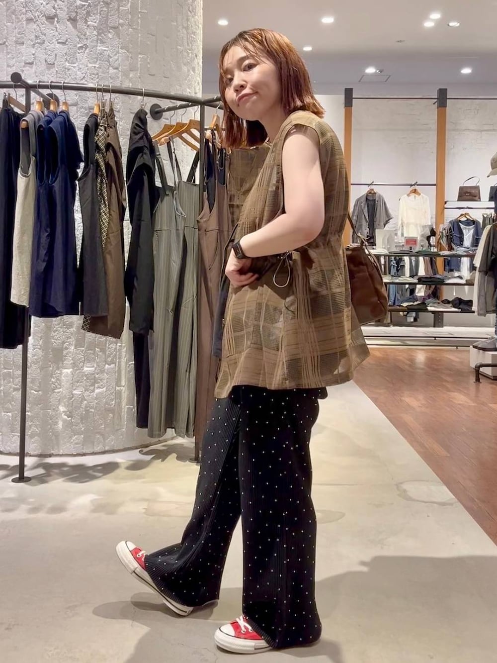 その他のその他パンツ、グレー系のTシャツ/カットソー、ブラウン系のベストを着用したレディースの夏コーディネートの3枚目の写真