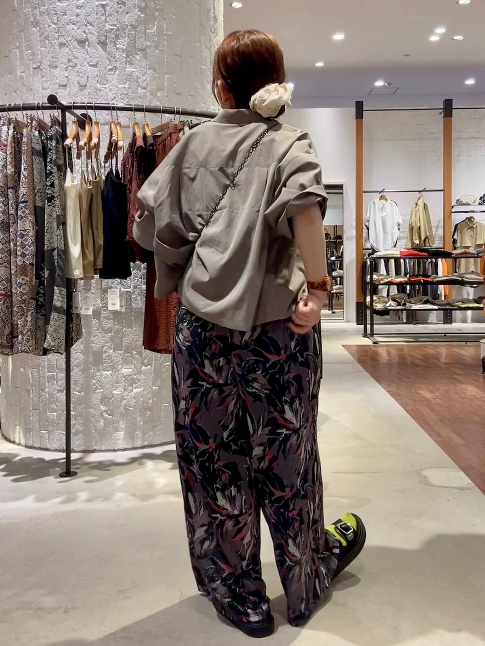 ホワイト系のその他パンツ、ブラック系のサンダル、ブラック系のショルダーバッグを着用したレディースの春コーディネートの5枚目の写真