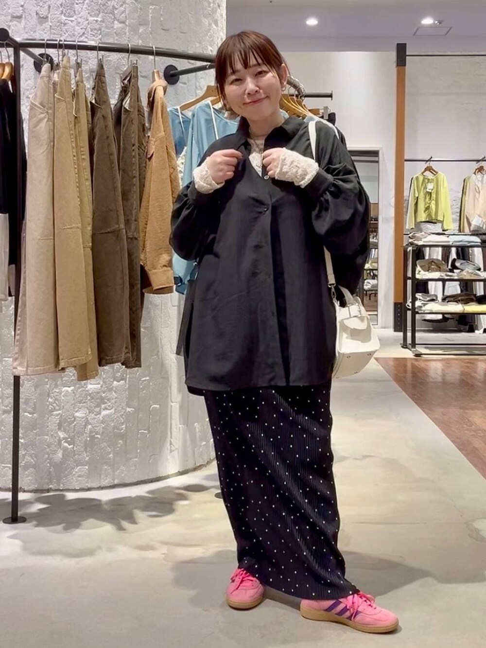 ホワイト系のショルダーバッグ、グレー系のシャツ/ブラウス、ホワイト系のシャツ/ブラウスを着用したレディースの春コーディネートの2枚目の写真