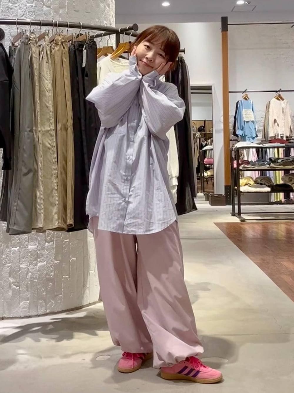 ピンク系のその他パンツ、ホワイト系のブルゾン、ベージュ系のシュシュを着用したレディースの冬コーディネートの9枚目の写真