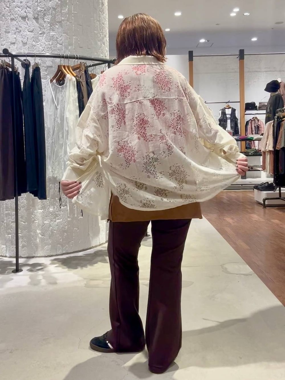 ホワイト系のシャツ/ブラウス、レッド系のTシャツ/カットソー、ブラック系のスニーカーを着用したレディースの夏コーディネートの6枚目の写真