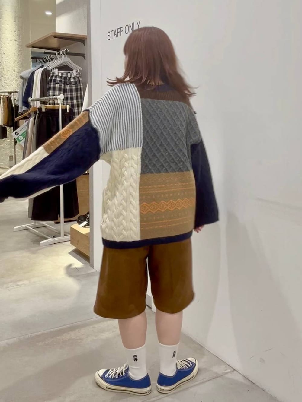 ブルー系のスニーカー、イエロー系のその他パンツ、ブラウン系のニット/セーターを着用したレディースの秋コーディネートの4枚目の写真