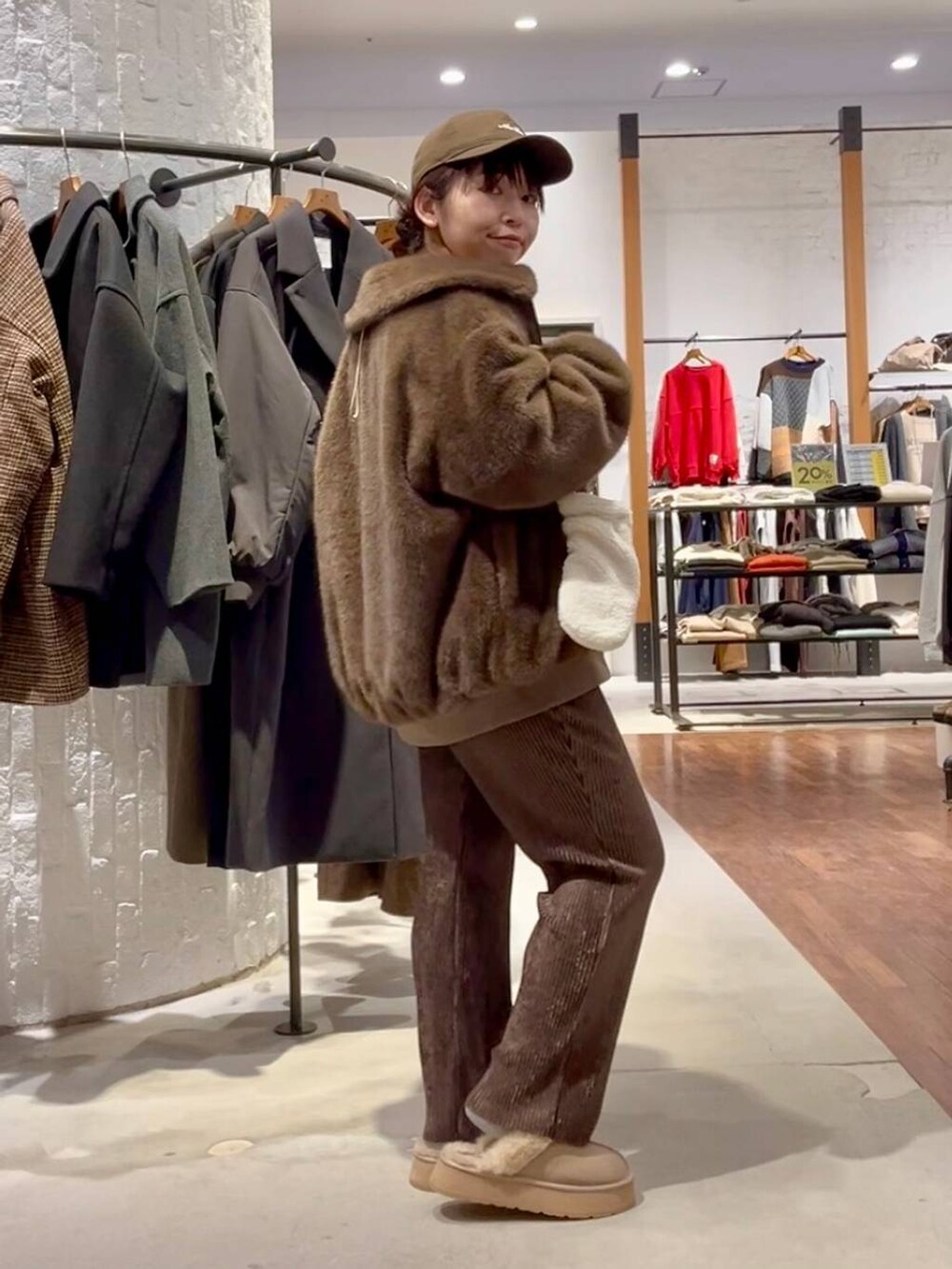 ブラウン系のブルゾン、イエロー系のニット/セーター、ベージュ系のその他シューズを着用したレディースの秋コーディネートの3枚目の写真