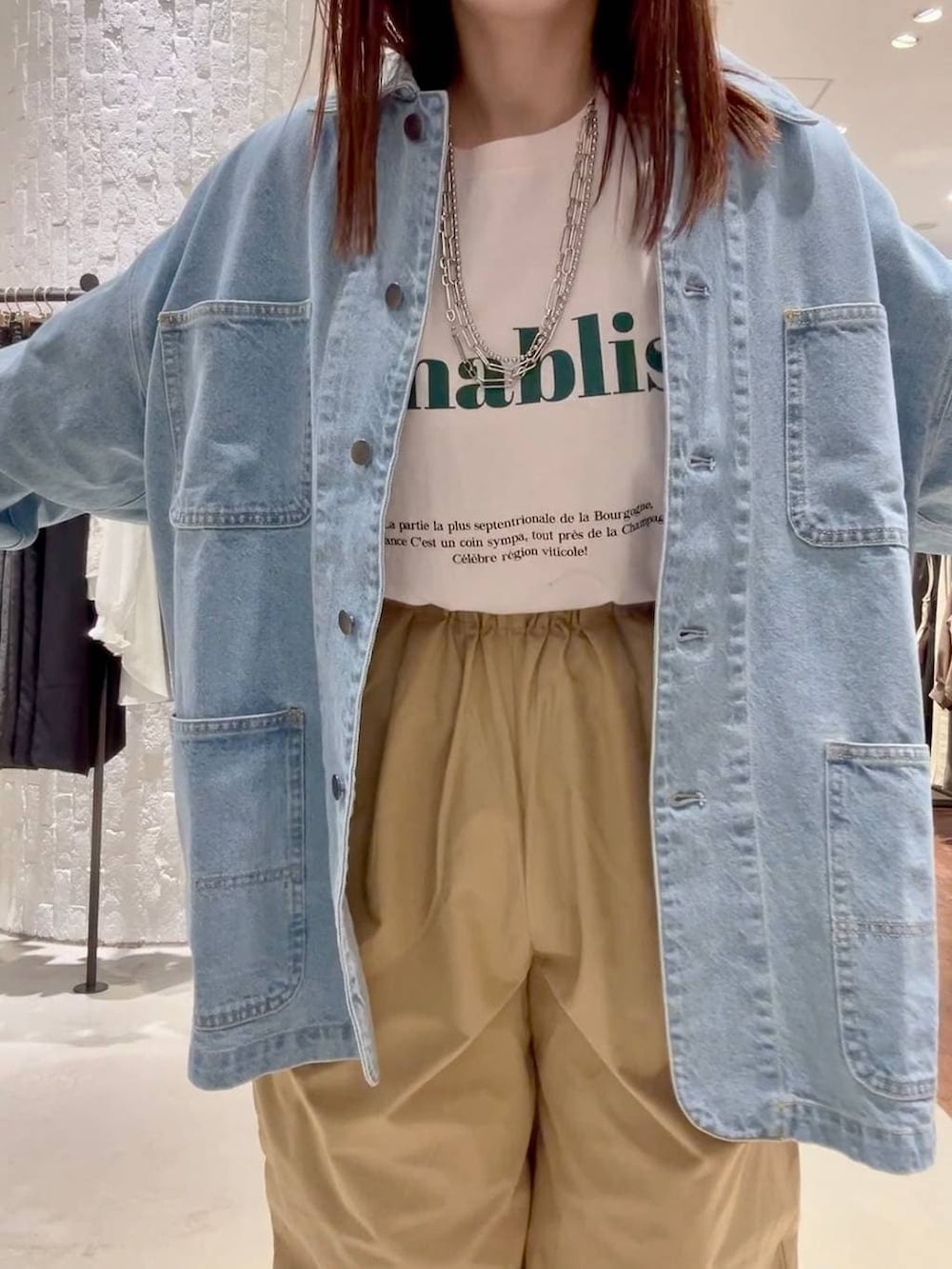 ブラック系のその他シューズ、ベージュ系のその他パンツ、ピンク系のTシャツ/カットソーを着用したレディースの春コーディネートの5枚目の写真
