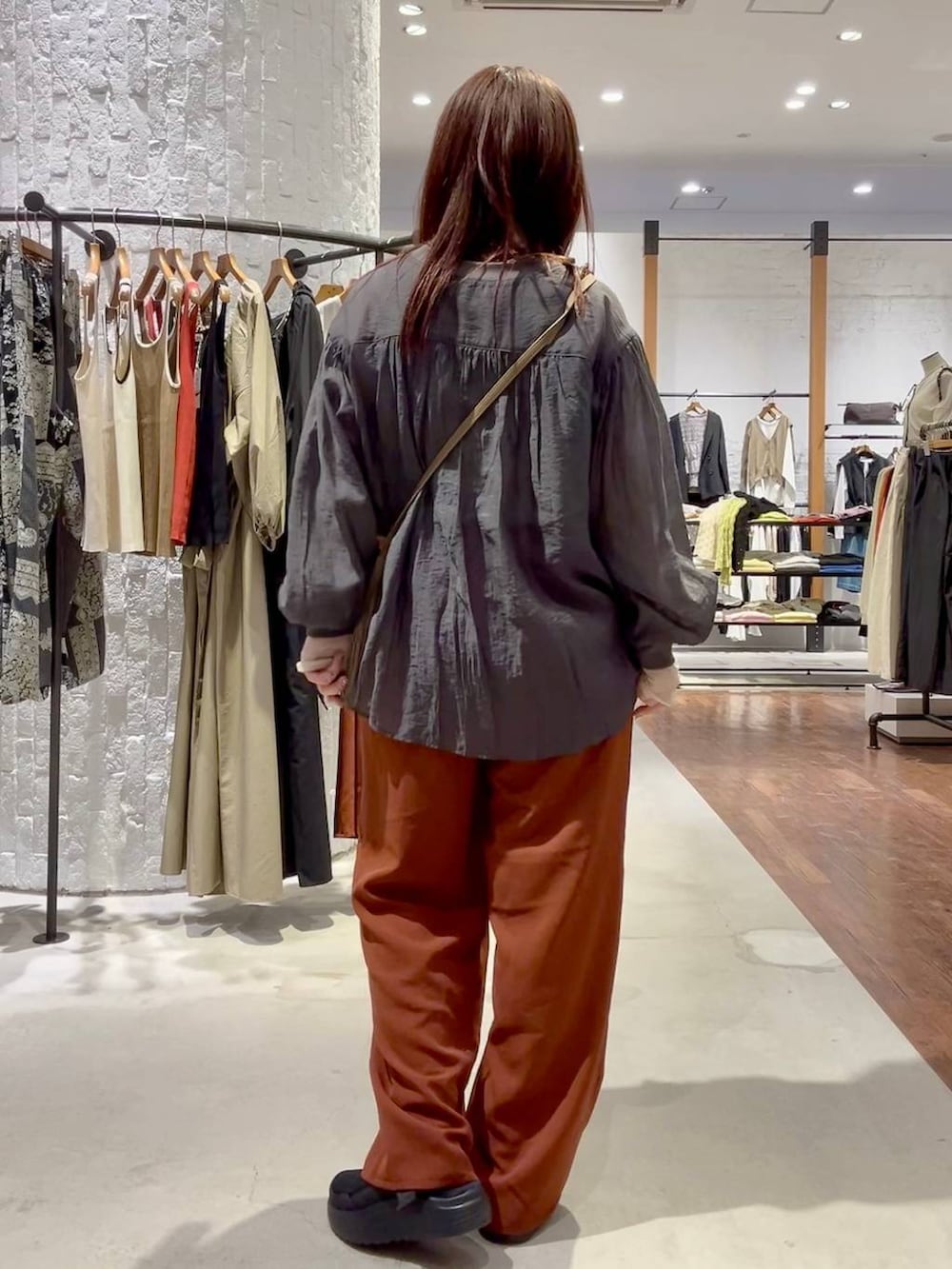 ブラック系のその他シューズ、ブラウン系のショルダーバッグ、ホワイト系のTシャツ/カットソーを着用したレディースの春コーディネートの4枚目の写真