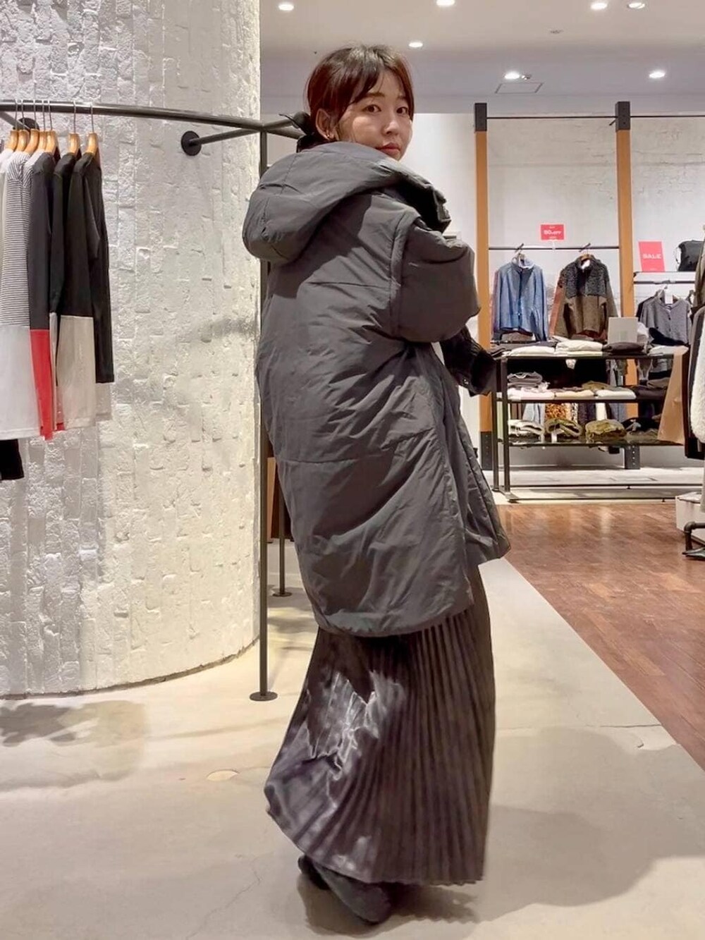 ホワイト系のTシャツ/カットソー、グレー系のその他アウター、グレー系のスカートを着用したレディースの冬コーディネートの3枚目の写真