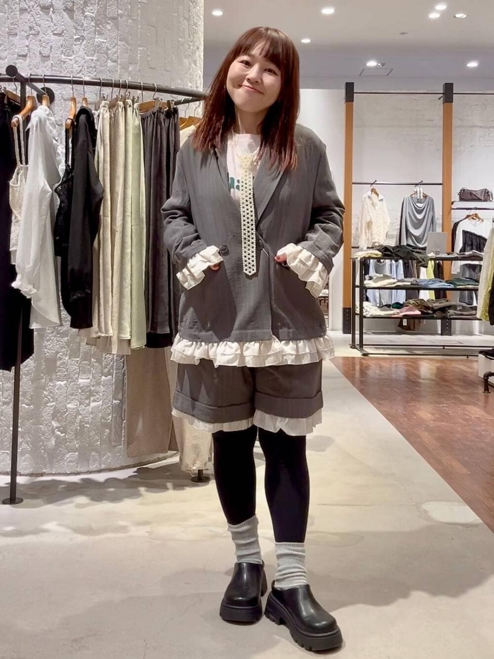 ホワイト系のボストンバッグ、ブラック系のその他シューズ、ピンク系のTシャツ/カットソーを着用したレディースの春コーディネートの5枚目の写真