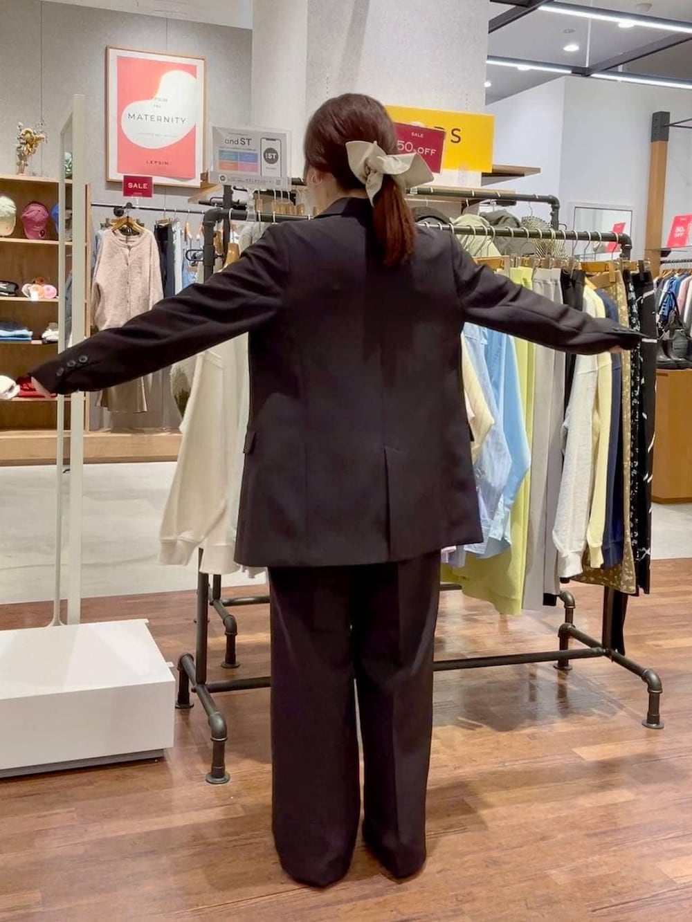 ブラック系のその他パンツ、ブラック系のテーラードジャケット、ホワイト系のシャツ/ブラウスを着用したレディースの冬コーディネートの4枚目の写真