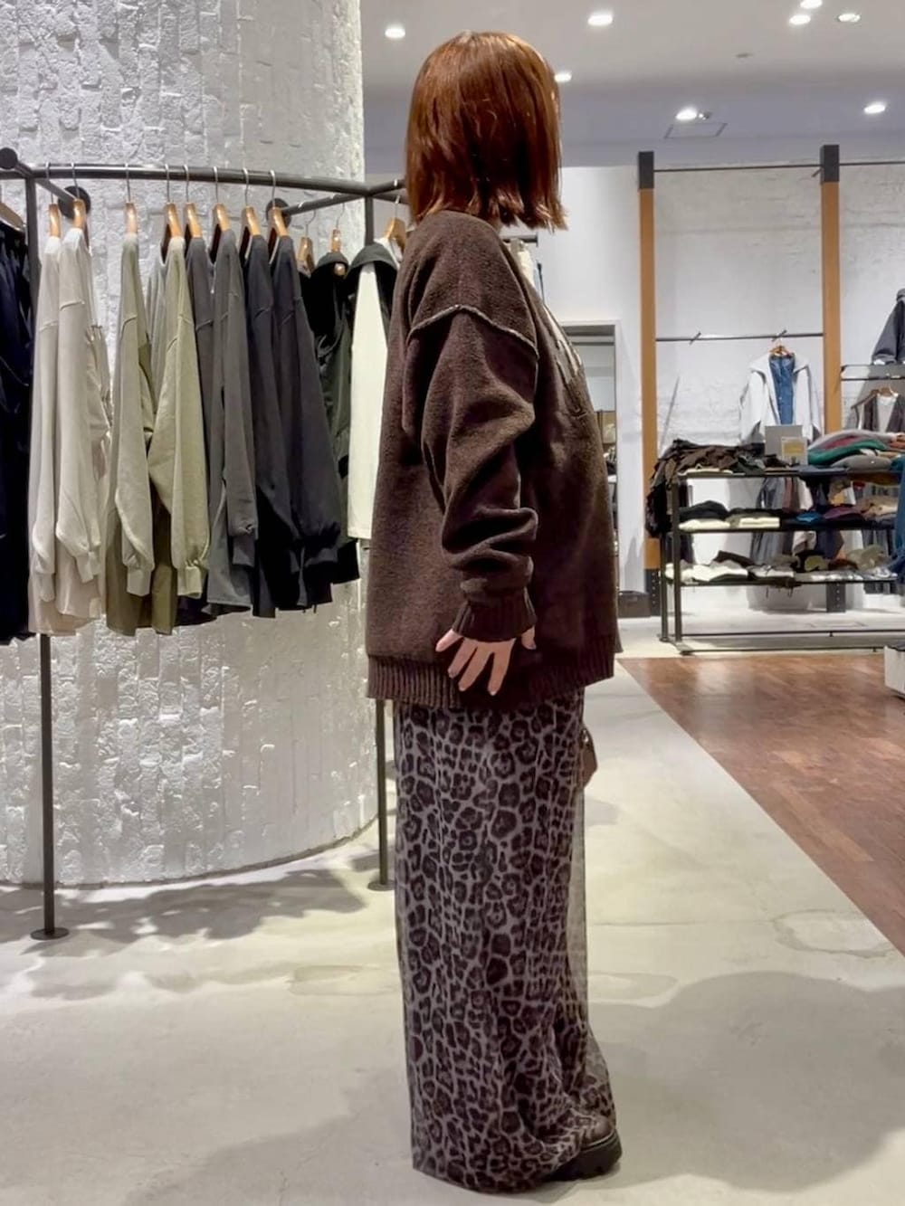 ブラウン系のショルダーバッグ、その他のその他パンツ、ブラウン系のブーツを着用したレディースの秋コーディネートの3枚目の写真