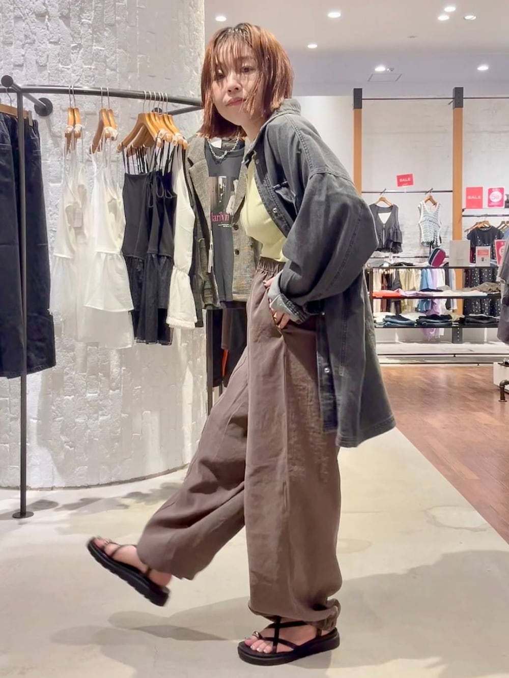 ブラック系のシャツ/ブラウス、ブラウン系のその他パンツ、グレー系のショルダーバッグを着用したレディースの夏コーディネートの7枚目の写真