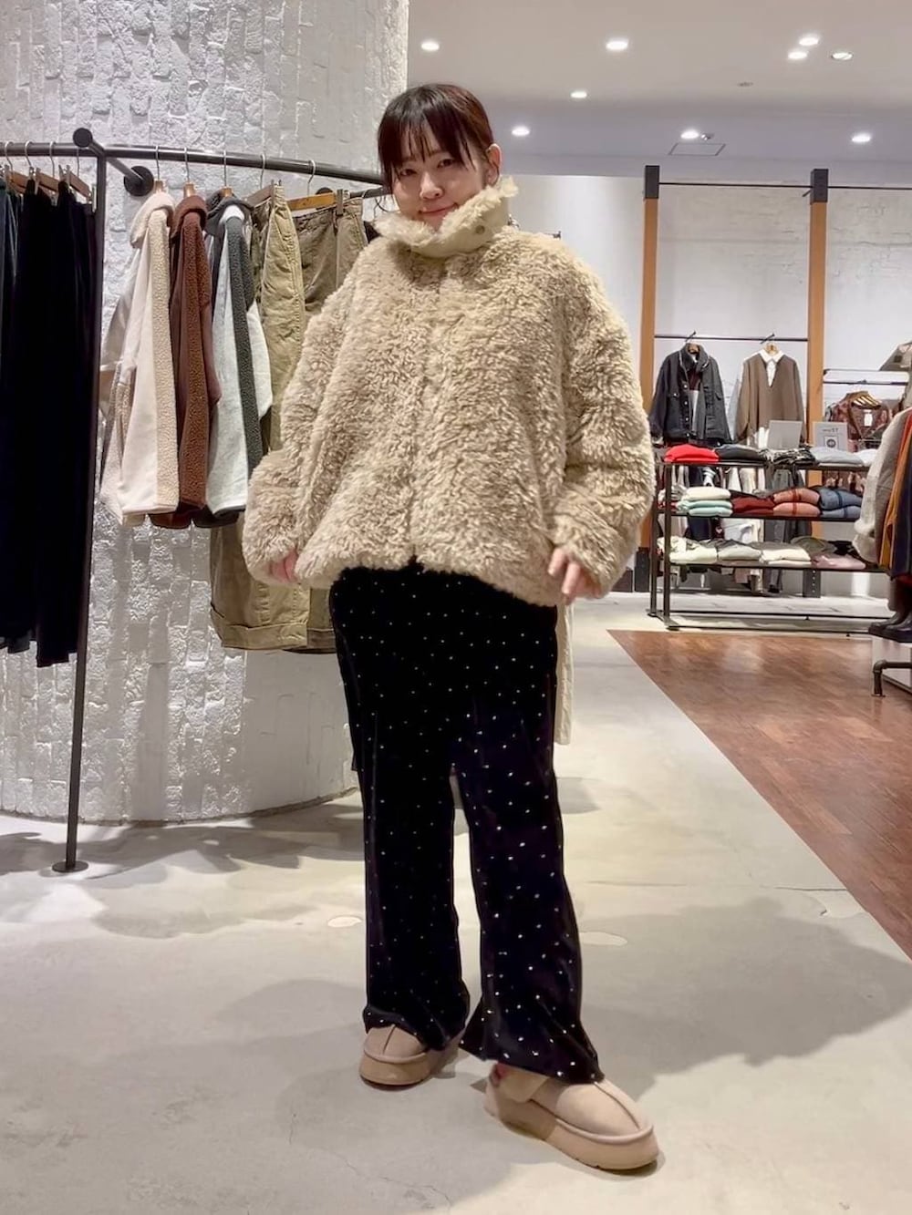 ブラック系のニット/セーター、ベージュ系のブルゾン、ベージュ系のその他シューズを着用したレディースの冬コーディネートの5枚目の写真