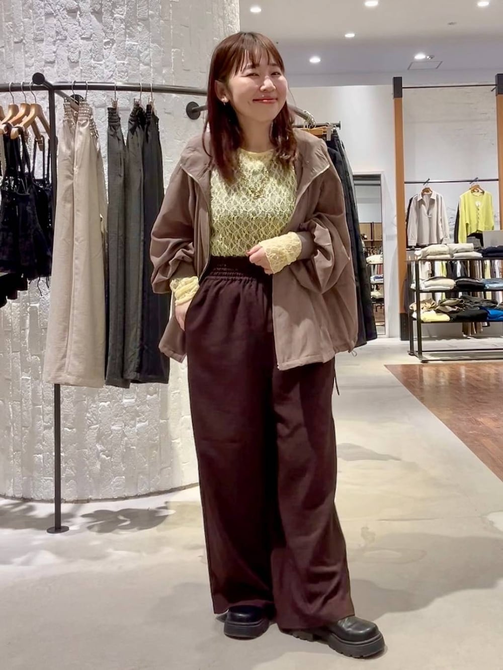 ブラウン系のブルゾン、ブラック系のその他シューズ、ブラウン系のその他パンツを着用したレディースの春コーディネートの2枚目の写真